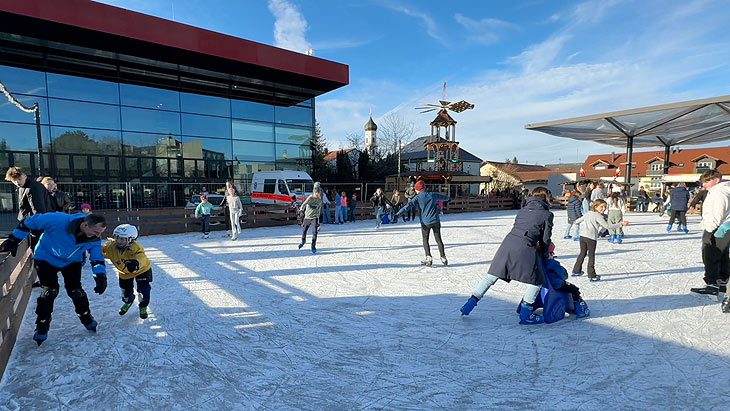 Eiszauber Unterföhring vor dem Bürgerhaus auf 450 qm Echteisfläche vom 27.12.2023 bis 06.01.2024 (©Foto: Martin Schmitz)